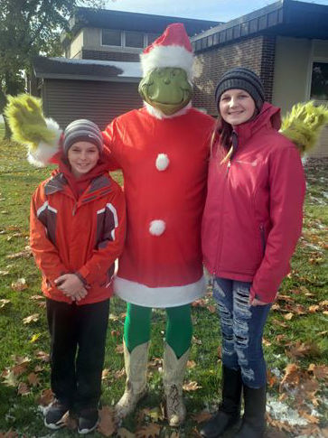 Nevaeh and Hunter Lukassen with the Grinch.JPG